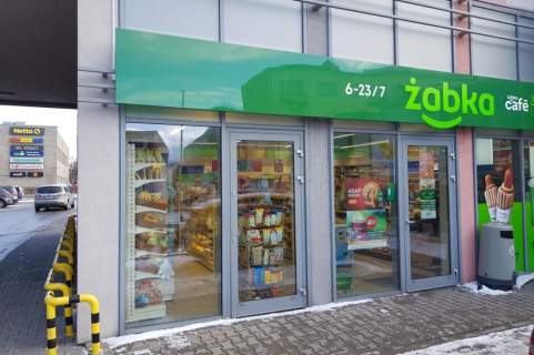 Żabka nowy budynek przy przystanku