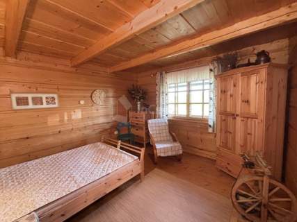 Góralski drewniany dom z widokiem na Tatry