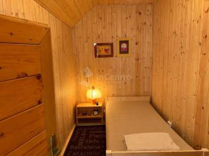 Góralski drewniany dom z widokiem na Tatry