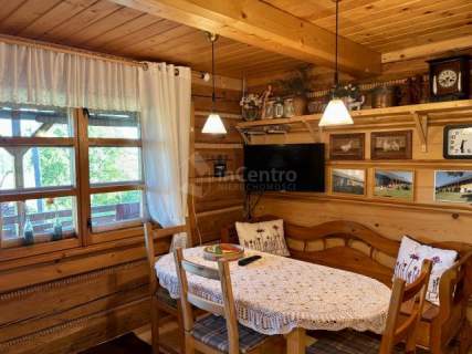Góralski drewniany dom z widokiem na Tatry