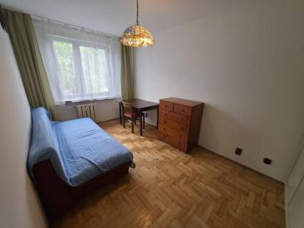 Parter w niskim bloku a wokół zieleń. Szlaban.