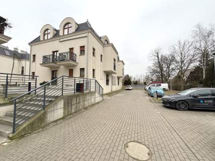 Brochów - 3 pokoje, miejsce postojowe - komórka