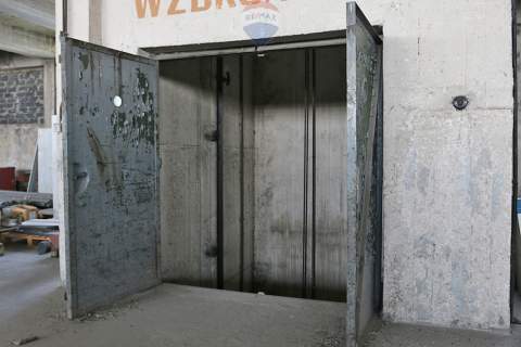 Budynek przemysłowy z działką budowlaną