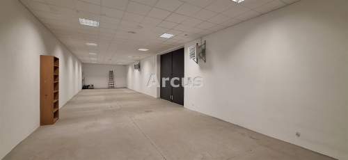 pawilon w centrum z parkingiem