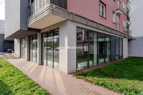 Lokal parterowy / duże witryny / miejsca postojowe