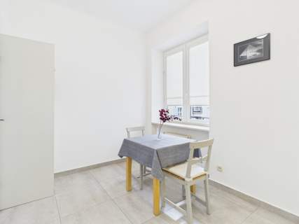 Wysokie mieszkanie w kamienicy do sprzedania w Śródmieściu