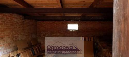Piętrowy dom w lesie z garażem, piwnicą i werandą.