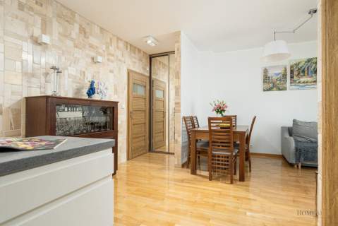 2 pok. na Skoroszach -duży balkon -południe -garaż