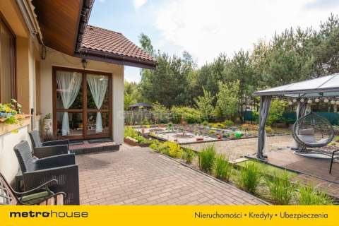 Dom parterowy, salon z kominkiem i 4 sypialnie.