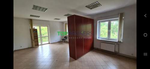 Kameralny lokal przy ruchliwej ulicy