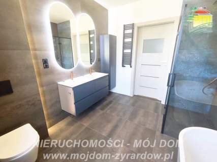 Nowoczesny, przestronny dom w spokojnej lokalizacji.
