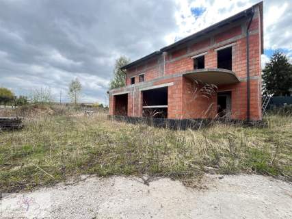 Nowe bliźniaki z garażem i poddaszem st. surowy