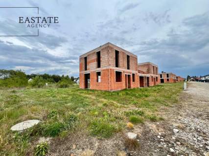 Bliźniak w stanie surowym otwartym/działka 500 m2