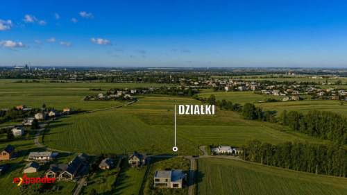 przy drodze asfaltowej/wokół pola i lasy 