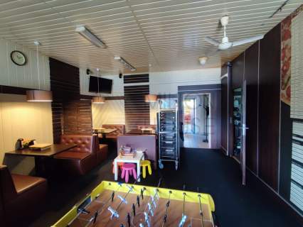 Budynek handlowo-gastronomiczny w centrum Pilawy