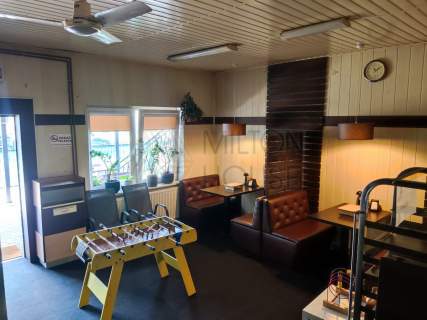 Budynek handlowo-gastronomiczny w centrum Pilawy