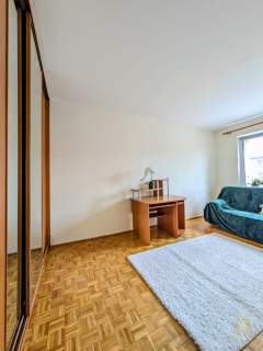 Przestronne, dwupokojowe mieszkanie obok parku.