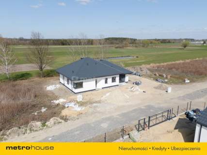 Dom parterowy wolnostojący - z kominkiem