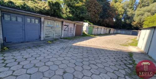 Funkcjonalny garaż z regałami i oświetleniem.
