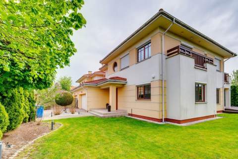 250 m dom z zielonym ogrodem w Walendowie