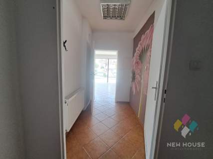 Lokal użytkowy w centrum - parter, witryna