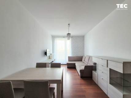 Duży balkon, zieleń za oknem, dostępne, wyposażone