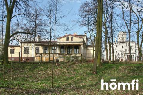 Zabytkowa willa nad rzeką z dużą działką