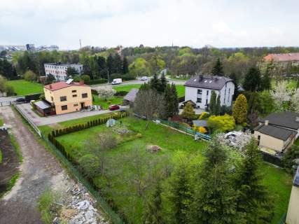 Ogrodzona, obsadzona, gotowa pod budowę 