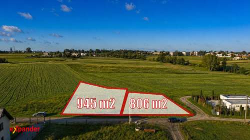 przy drodze asfaltowej/wokół pola i lasy 