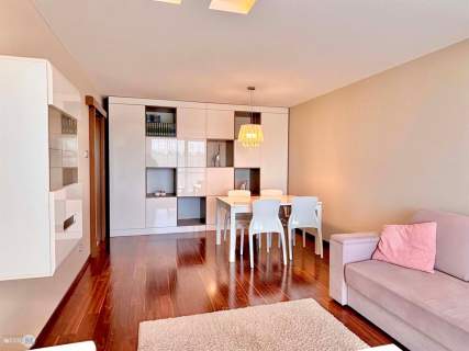 Dwa pokoje z pięknym widokiem w apartamentowcu