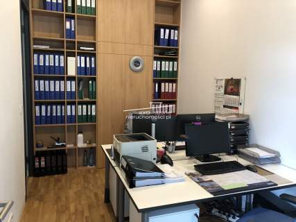 Ksawerów Mokotów lokal na parterze z witrynami, we