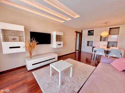 Dwa pokoje z pięknym widokiem w apartamentowcu