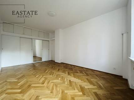Dom z tarasem i ogrodem na Saskiej Kępie Garaż w bryle