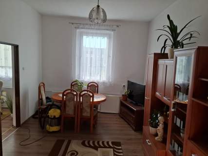 Sprzedam przytulne 2 pokojowe mieszkanie z duzym garazem