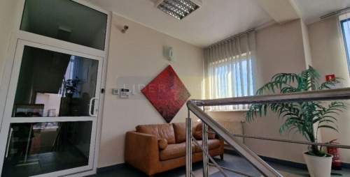 Gotowy,biura 558m2, magazyn 325m2,centrum Łomianek