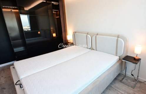 Apartament w sercu miasta z pełną infrastrukturą.