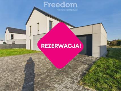 Nowoczesny dom z garażem i ogrodem.