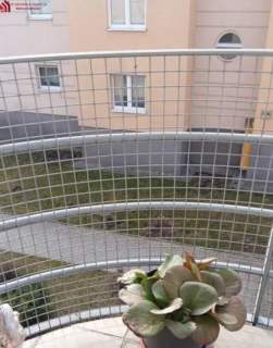 funkcjonalna kawalerka z jasną kuchnią