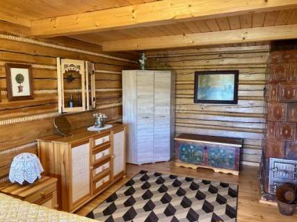 Góralski drewniany dom z widokiem na Tatry