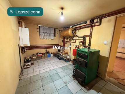 Dom przy spokojnej ulicy, nad rzeką.