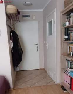 funkcjonalna kawalerka z jasną kuchnią