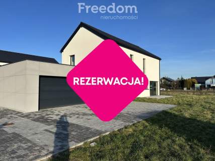 Nowoczesny dom z garażem i ogrodem.