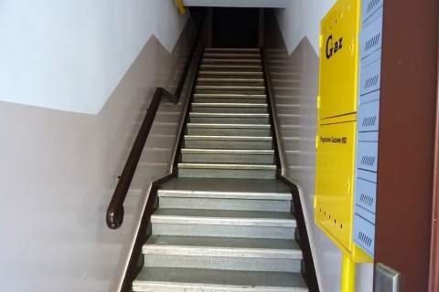 70m2 - PIERWSZE PIĘTRO - Ładna kamienica 