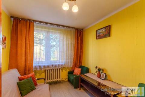 Cichy parter w centrum miasta z zielonym widokiem