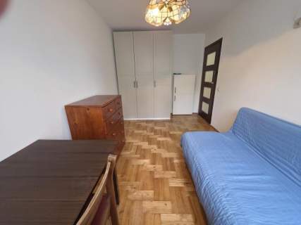 Parter w niskim bloku a wokół zieleń. Szlaban.
