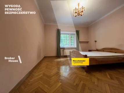 Rezydencja na wynajem z dużym zalesionym ogrodem