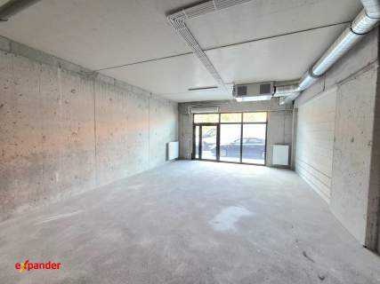 Lokal na Starym Mieście w apartamentowcu nad rzeką