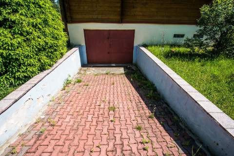 Działka rekreacyjna z drewnianym domkiem letniskowym