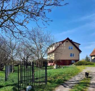 Siedlisko z domem i budynkami   1,5 ha ziemi.