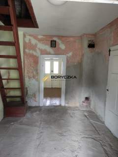 Urokliwy drewniany dom w Starym Korczynie.